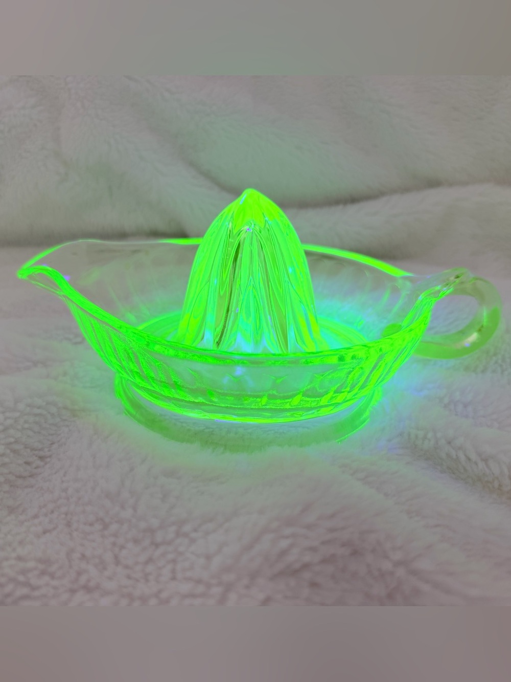 Vintage Green Uranium Glass Citrus Reamer Juicer - Depression Glass - Picture 10 of 14